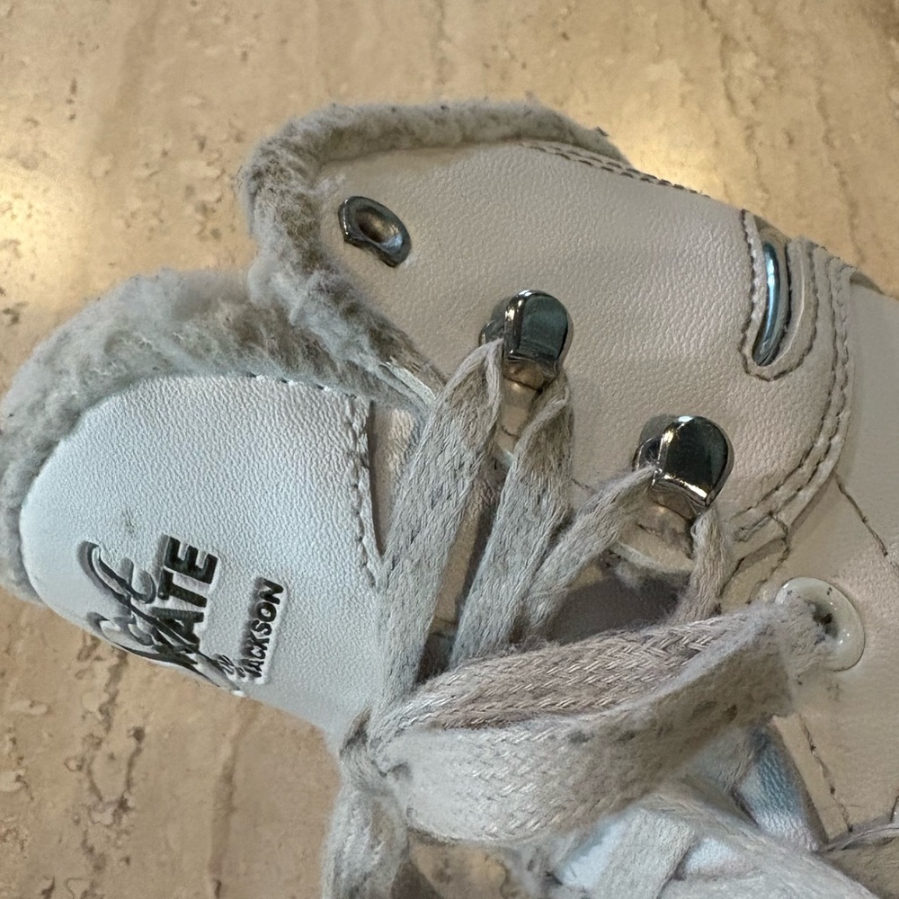 Soft Skate by Jackson Mark 1 White Figure Skates, 12J (12 Junior) Blade is 7 1/3 - Picture 10 of 16